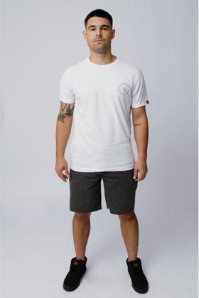 Imagem de Bermuda de Moletom Efeito Jeans com Estampa Alto Relevo no Bolso Frontal