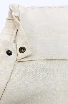 Imagem de Bermuda Social Sarja Masculina Juvenil com Bolsos Frontais, Elástico no Cós Traseiro, Botão Frontal e Braguilha Não Funcional