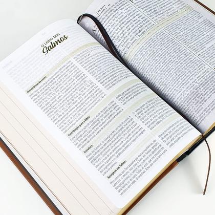 Imagem de Bíblia de Estudo Spurgeon  King James 1611  Letra Grande  Luxo Marrom e Preta - BV Books