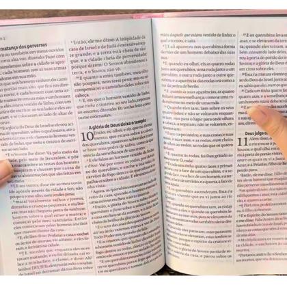 Imagem de Bíblia Feminina King James Fiel 1611 Versão Rose Letra Grande Luxo, Conforto Visual E Impacto Espiritual Numa Só Edição