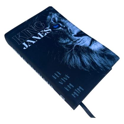 Imagem de Bíblia King James Leão Ele vive em mim com indice e Letras grandes