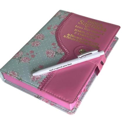 Imagem de Bíblia Letra Hipergigante Feminina e Palavras Jesus em Vermelho com Harpa Cristã de Botão Rosa Verde e Índice Mãe Mulher