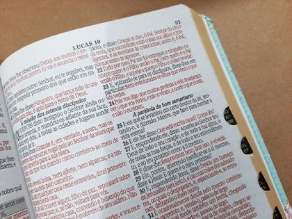 Imagem de Bíblia Sagrada da Mulher Letra Gigante Capa de Couro Rosa claro