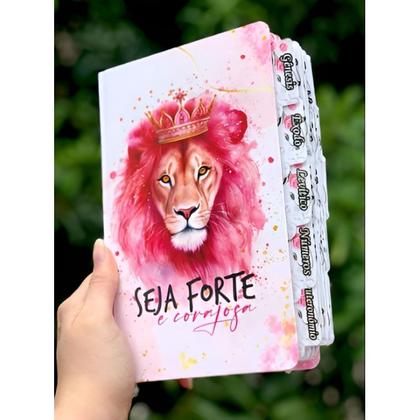 Imagem de Bíblia Sagrada Evangélica Letra Gigante Índice Abas Adesivas Laterais Leão Feminina Seja Forte E Corajosa