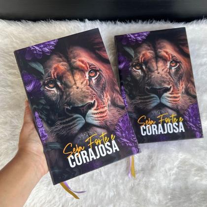 Imagem de Bíblia Sagrada Feminina Leão Seja Forte e Corajosa LETRAS MÉDIAS, Folha ECOLÓGICA Com Harpa e Índice