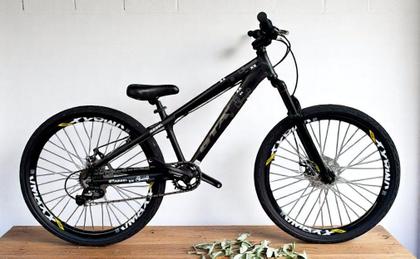 Imagem de Bicicleta 26 Gta Rebel Freeride Cor Preto Single 7v Freio a Disco Aro Vmaxx Pneu Flame