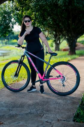 Imagem de Bicicleta Aro 29 Ksx Sd7 Feminina 21v Cabos Internos Alumínio Freios a Disco Garfo Suspensão Preto/Rosa