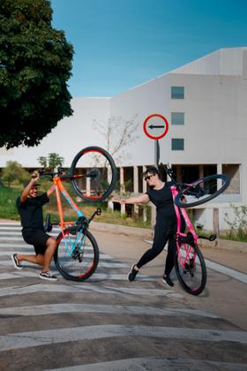 Imagem de Bicicleta Aro 29 Ksx Sd7 Feminina 21v Cabos Internos Alumínio Freios a Disco Garfo Suspensão Preto/Rosa