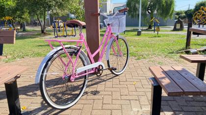 Imagem de Bicicleta Feminina Retrô Aro 26 Caiçara com Cesta Beach Brisa Feminina - Rosa/Branco