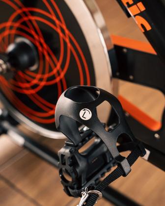 Imagem de Bicicleta Spinning Residencial Athletic Advanced 400BS Usuários de 125kg Conforto Ajustável e Treino Cardio Eficaz