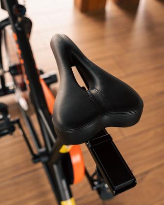 Imagem de Bicicleta Spinning Residencial Athletic Advanced 400BS Usuários de 125kg Conforto Ajustável e Treino Cardio Eficaz