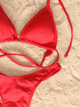 Imagem de Biquini Conjunto Asa Delta Levanta BumBum e Top Cortininha Com detalhe de metal entre seios e Ponteiras nos Roletes