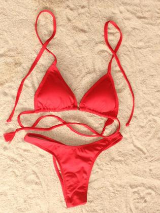 Imagem de Biquini Conjunto Asa Delta Levanta BumBum e Top Cortininha Com detalhe de metal entre seios e Ponteiras nos Roletes