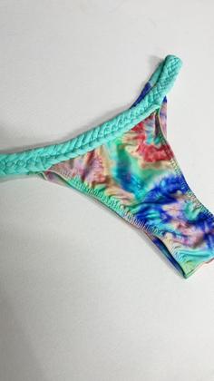 Imagem de Biquini feminino conjunto cortininha com tranças estampa tyedie calcinha fio duplo peça unica 