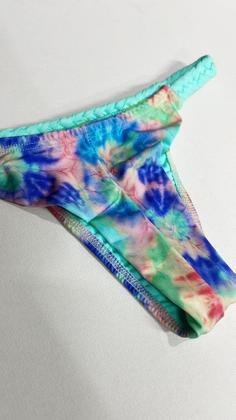 Imagem de Biquini feminino conjunto cortininha com tranças estampa tyedie calcinha fio duplo peça unica 