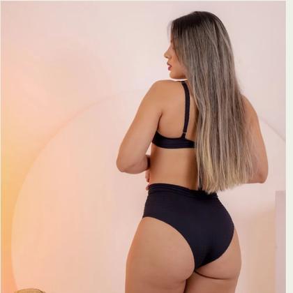 Imagem de Biquini liso meia taça e calcinha hotpant