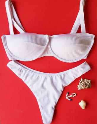Imagem de Biquini Meia taça com Bojo e Aro Calcinha asa fio dental Branco