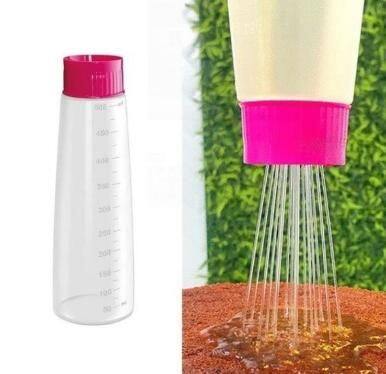 Imagem de Bisnaga Regador De Bolos Plástico  De 500ml  Com Copo Medidor 70ml