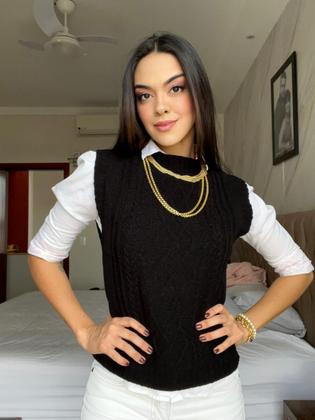 Imagem de Blusa Colete em Tricô Manga Cavada Pulover Gola Redonda Tramas em Aran Moda Outono/Inverno