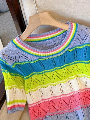 Imagem de Blusa Cropped Feminina Listrada Arco-Íris Com Recortes Vazados E Decote Redondo Casual Manga Curta