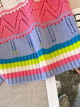 Imagem de Blusa Cropped Feminina Listrada Arco-Íris Com Recortes Vazados E Decote Redondo Casual Manga Curta