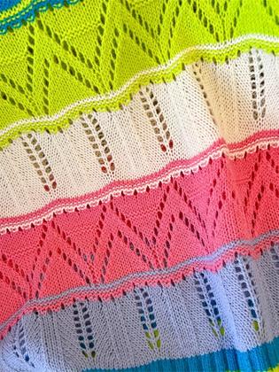 Imagem de Blusa Cropped Feminina Listrada Arco-Íris Com Recortes Vazados E Decote Redondo Casual Manga Curta