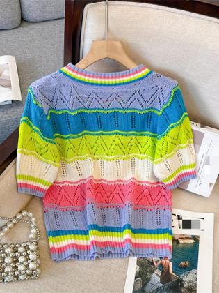 Imagem de Blusa Cropped Feminina Listrada Arco-Íris Com Recortes Vazados E Decote Redondo Casual Manga Curta
