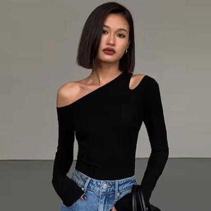 Imagem de Blusa Cropped Feminina Slim Fit Com Ombro a Ombro, Manga Longa, Gola Assimétrica E Recortes Vazados
