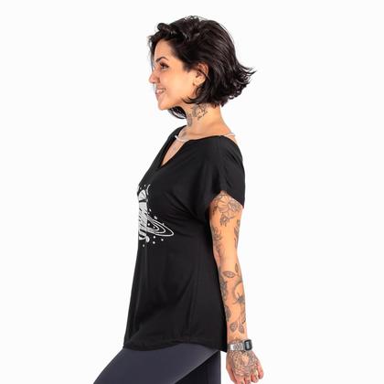 Imagem de Blusa Estampa Prata Saturno Detalhe Decote Correntes