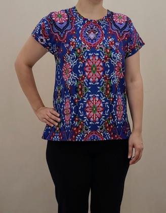 Imagem de Blusa estampada azul com abertura nas costas