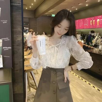 Imagem de Blusa Feminina Branca de Renda Damasco - Manga Comprida, Gola Bufante e Cadarço