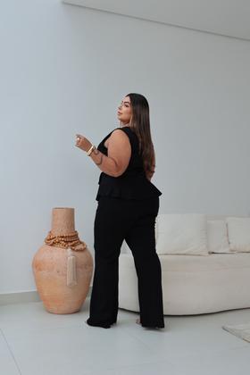 Imagem de Blusa Feminina Social Plus Size Alfaiataria com Babado e Decote V Elegante