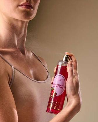 Imagem de Body Splash Bath & Body Works Strawberry Pound Cake 236ml
