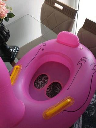 Imagem de Boia Bote Flamingo Inflável Infantil Fralda Alça Piscina