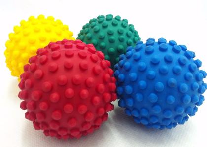 Imagem de Bola com Cravos para Fisioterapia de Mão Cor Sortida Fortalecimento Alívio e Bem Estar Unidade