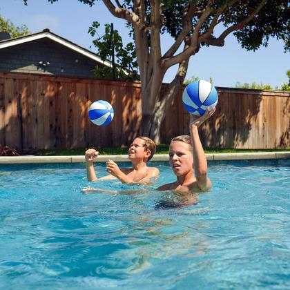 Bolas de basquete aquático GoSports, pacote com 2 tamanhos 3 e 6 para piscina Imagem de Bolas de basquete aquático GoSports, pacote com 2 tamanhos 3 e 6 para piscina