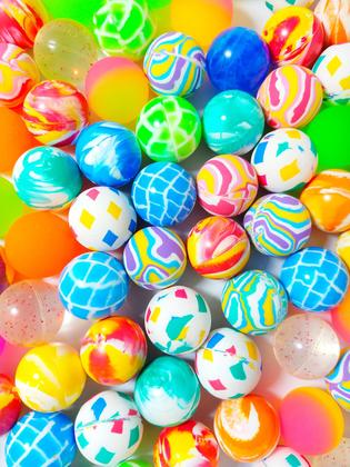 Imagem de Bolinha Pula Pula 27mm Colorida Pacote Com 100 Bolinhas Para Maquina Vending Machine.