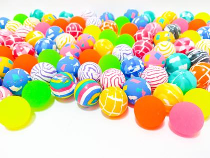 Imagem de Bolinha Pula Pula 27mm Colorida Pacote Com 100 Bolinhas Para Maquina Vending Machine.