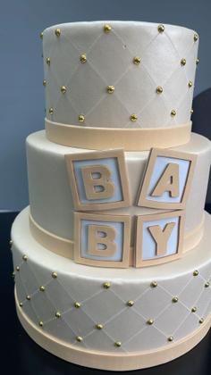 Imagem de Bolo fake chá de bebê bege 3 andares