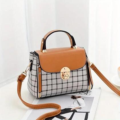 Imagem de Bolsa Crossbody Feminina em Couro PU - Padrão Xadrez com Fivela