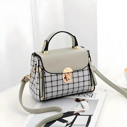 Imagem de Bolsa Crossbody Feminina em Couro PU - Padrão Xadrez com Fivela