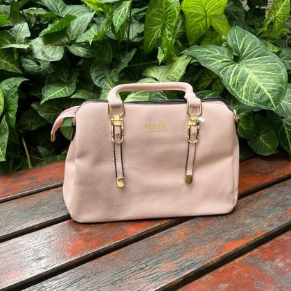 Imagem de Bolsa de Ombro com Alca Removivel Rosa com Detalhe Dourado