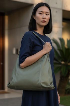 Imagem de Bolsa feminina de couro grande Cris