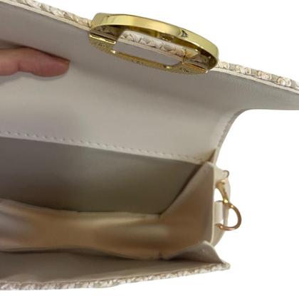 Imagem de Bolsa Feminina em Crochê Sintético Alça Ombro Transversal Regulável Fecho Dourado na Cor Palha