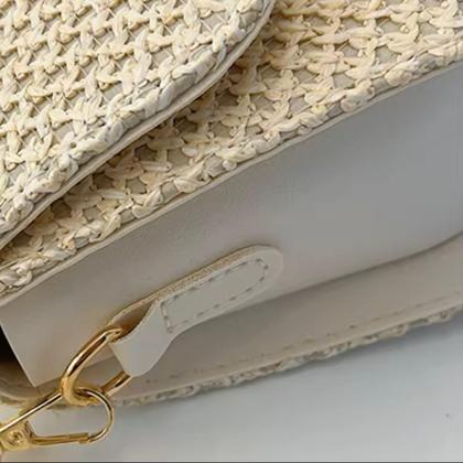 Imagem de Bolsa Feminina em Crochê Sintético Alça Ombro Transversal Regulável Fecho Dourado na Cor Palha