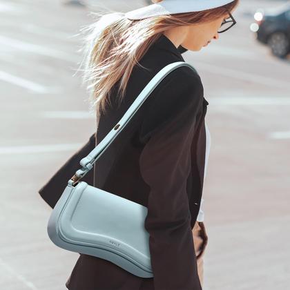 Imagem de Bolsa Hobo Keyli feminina de couro azul claro 10,3 L x 2,4 L x 5,7 A