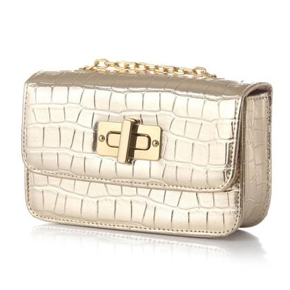 Imagem de Bolsa Transversal Metalizada Feminina Textura Croco com Alça em Corrente Prática Elegante e Versátil
