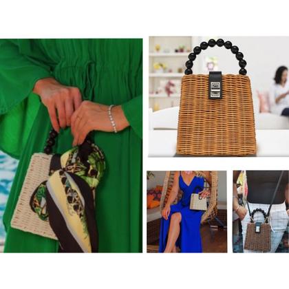 Imagem de Bolsa Triangular de Palha 2 x 1: Modelo Tiracolo e Alça de Mão com Bolinha + Lenço Decorativo