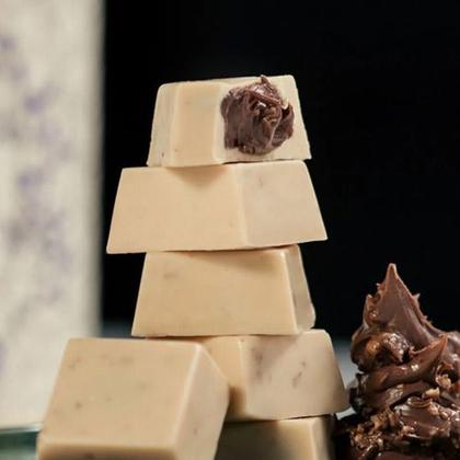 Bombom Chocolate Branco Com Avelã - Zero Açúcar - 200g Haoma Imagem de Bombom Chocolate Branco Com Avelã - Zero Açúcar - 200g Haoma