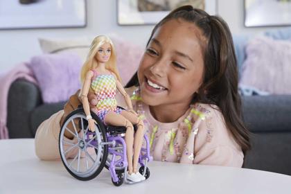 Imagem de Boneca Barbie Fashionistas 194 com Cadeira de Rodas e Rampa